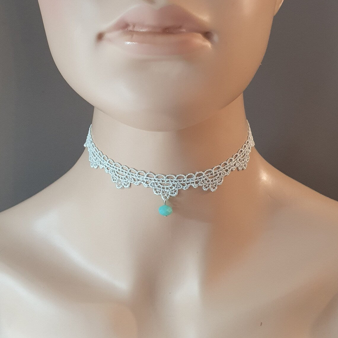 Zarter Choker aus mintfarbiger Spitze mit Kristallglasperle
