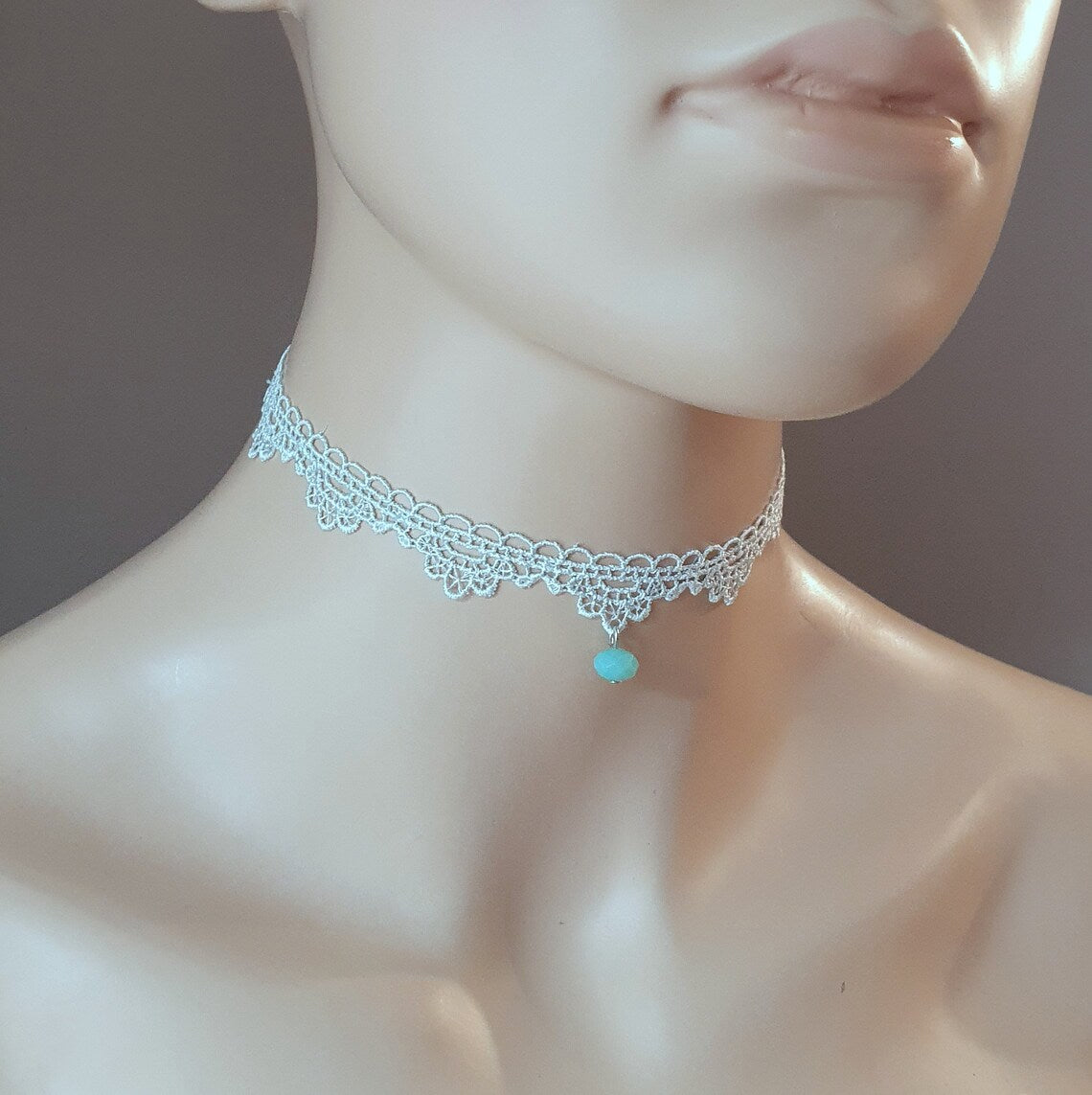 Zarter Choker aus mintfarbiger Spitze mit Kristallglasperle