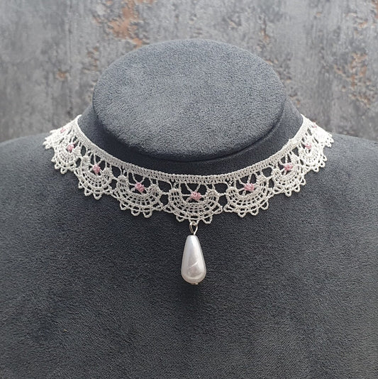 Zarter Choker aus Spitze Weiß mit Pink und weißer Träne