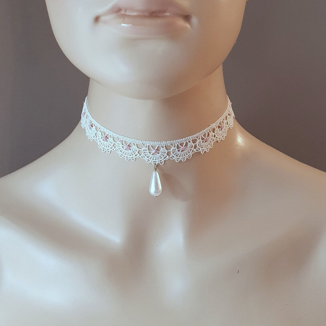 Zarter Choker aus Spitze Weiß mit Pink und weißer Träne