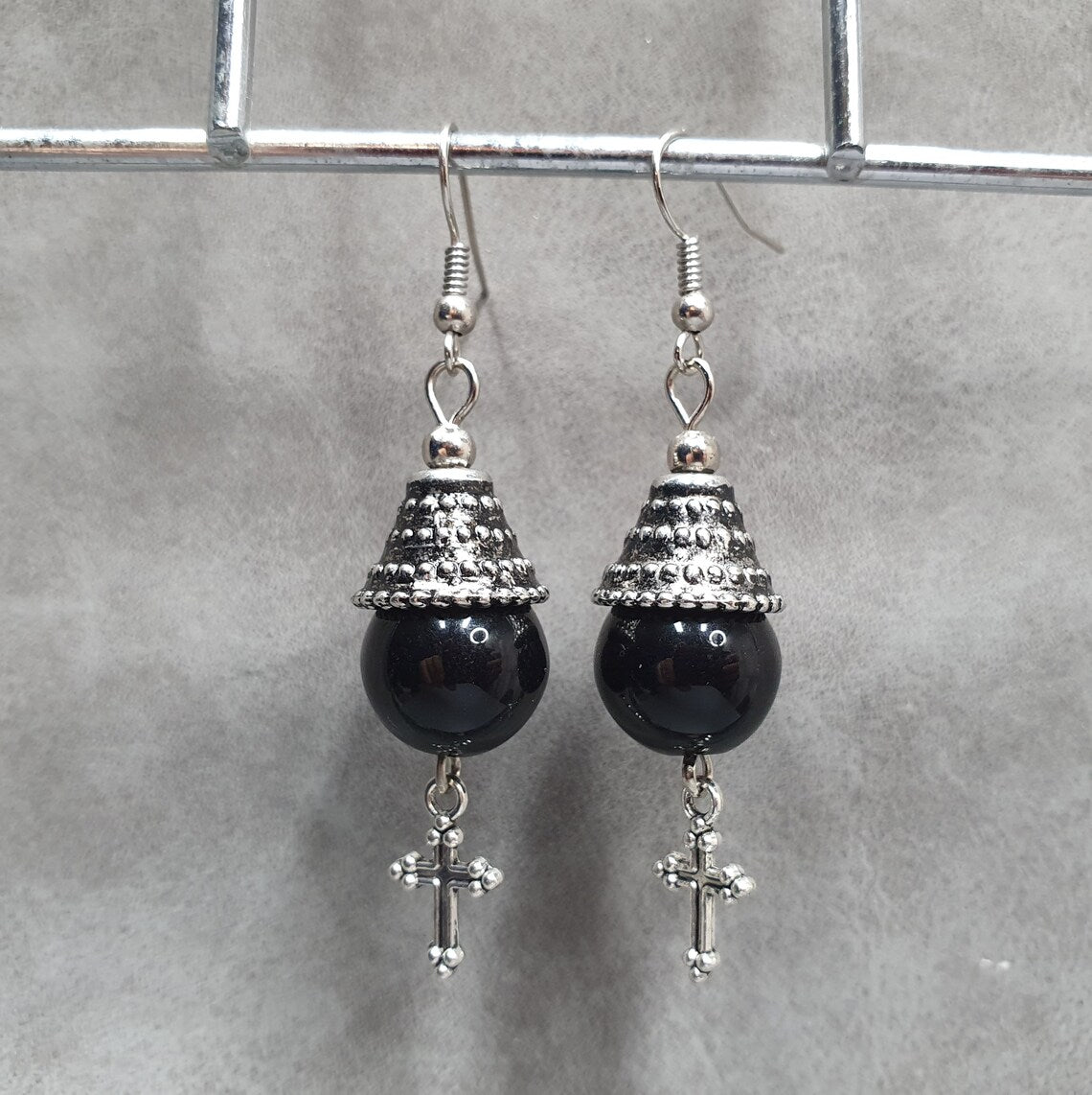 Ohrhänger mit schwarzen Acrylperlen im Ethno-Style