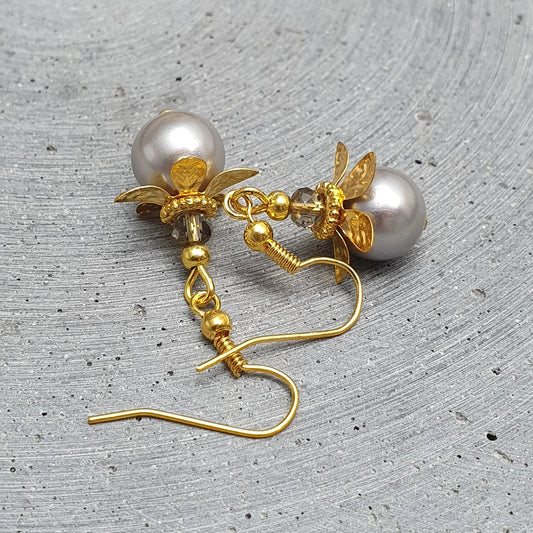 Ohrhänger mit grauen Glaswachsperlen, vergoldet