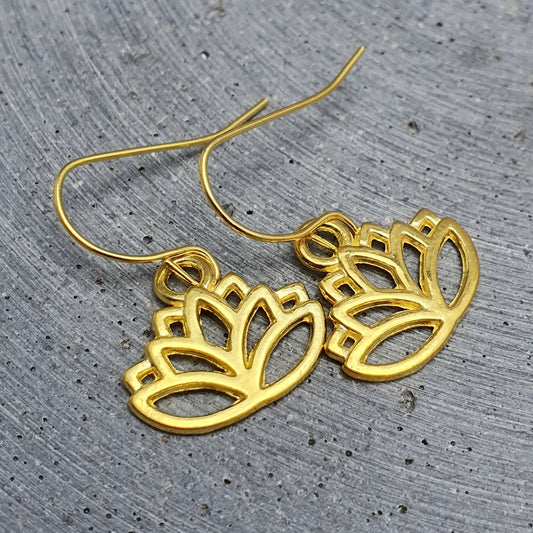Vergoldete Ohrhänger mit Lotosblüte
