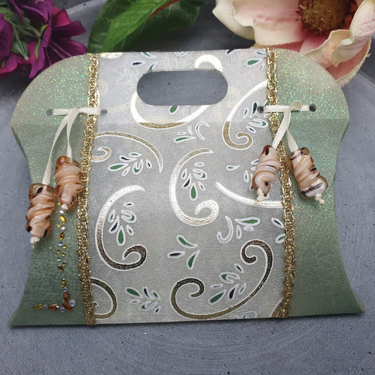 Geschenktasche Olivgrün, mit Glasperlen