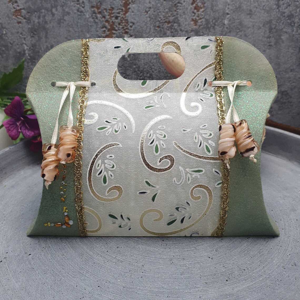 Geschenktasche Olivgrün, mit Glasperlen