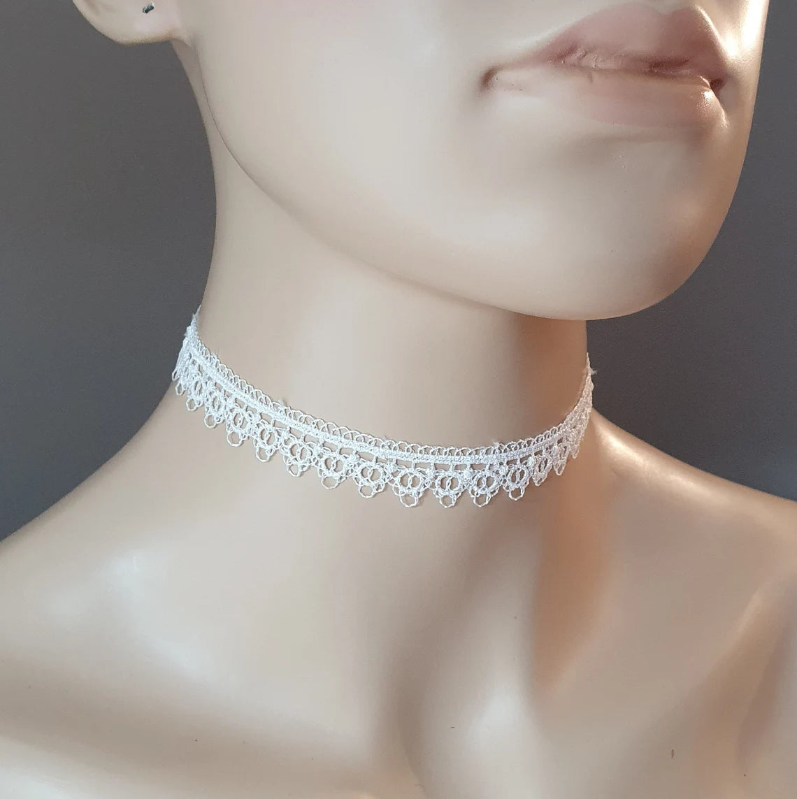 Zarter Choker, Spitze, Weiss mit Bögen