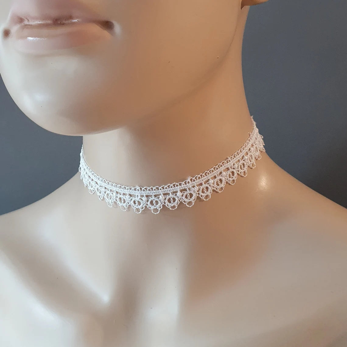 Zarter Choker, Spitze, Weiss mit Bögen