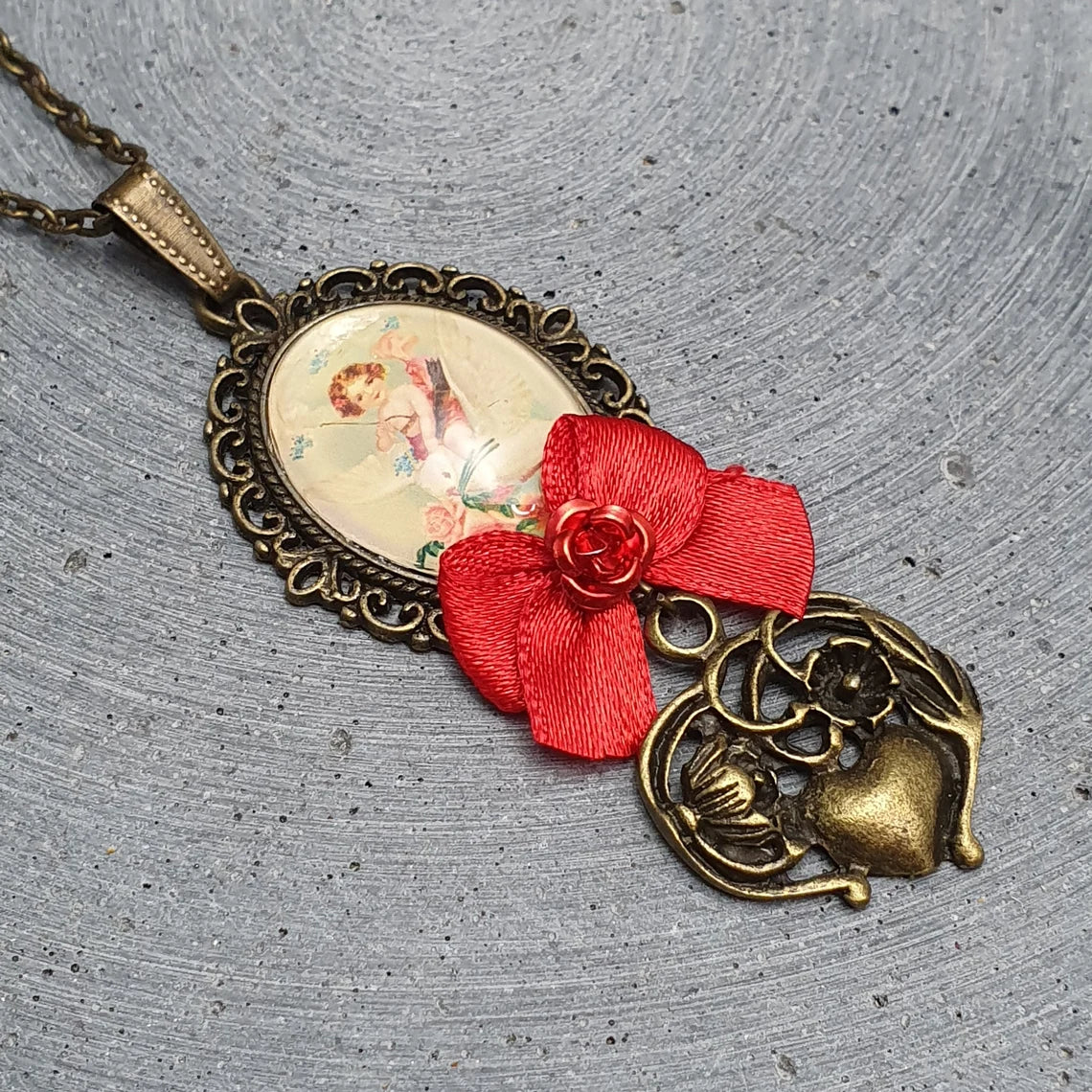 Kette mit Anhänger Cabochon Engel Cupid Rose Schleife