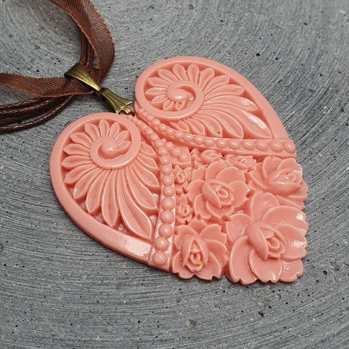 Kette aus Organza, mit Anhänger Herz mit Rosen Altrosa
