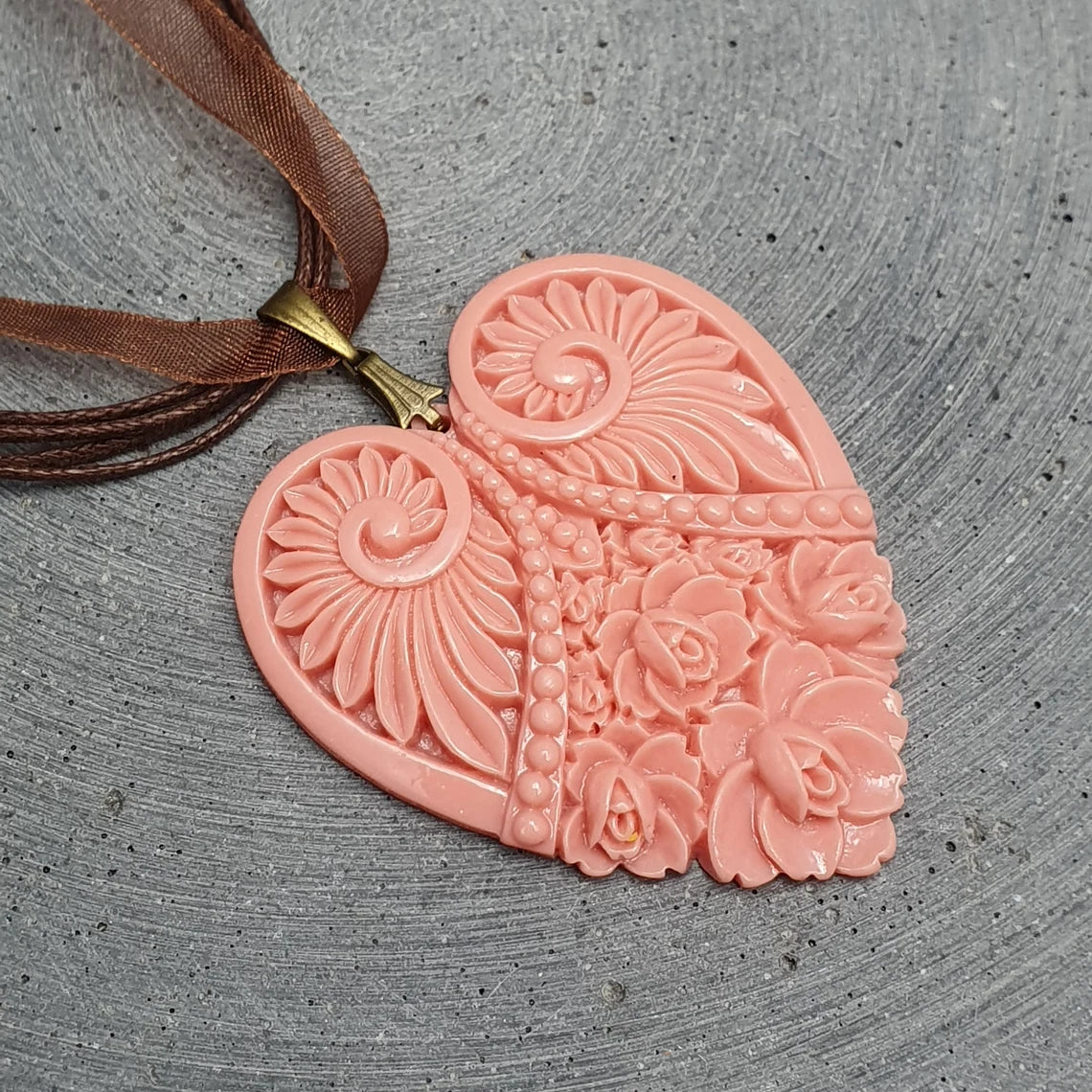 Kette aus Organza, mit Anhänger Herz mit Rosen Altrosa