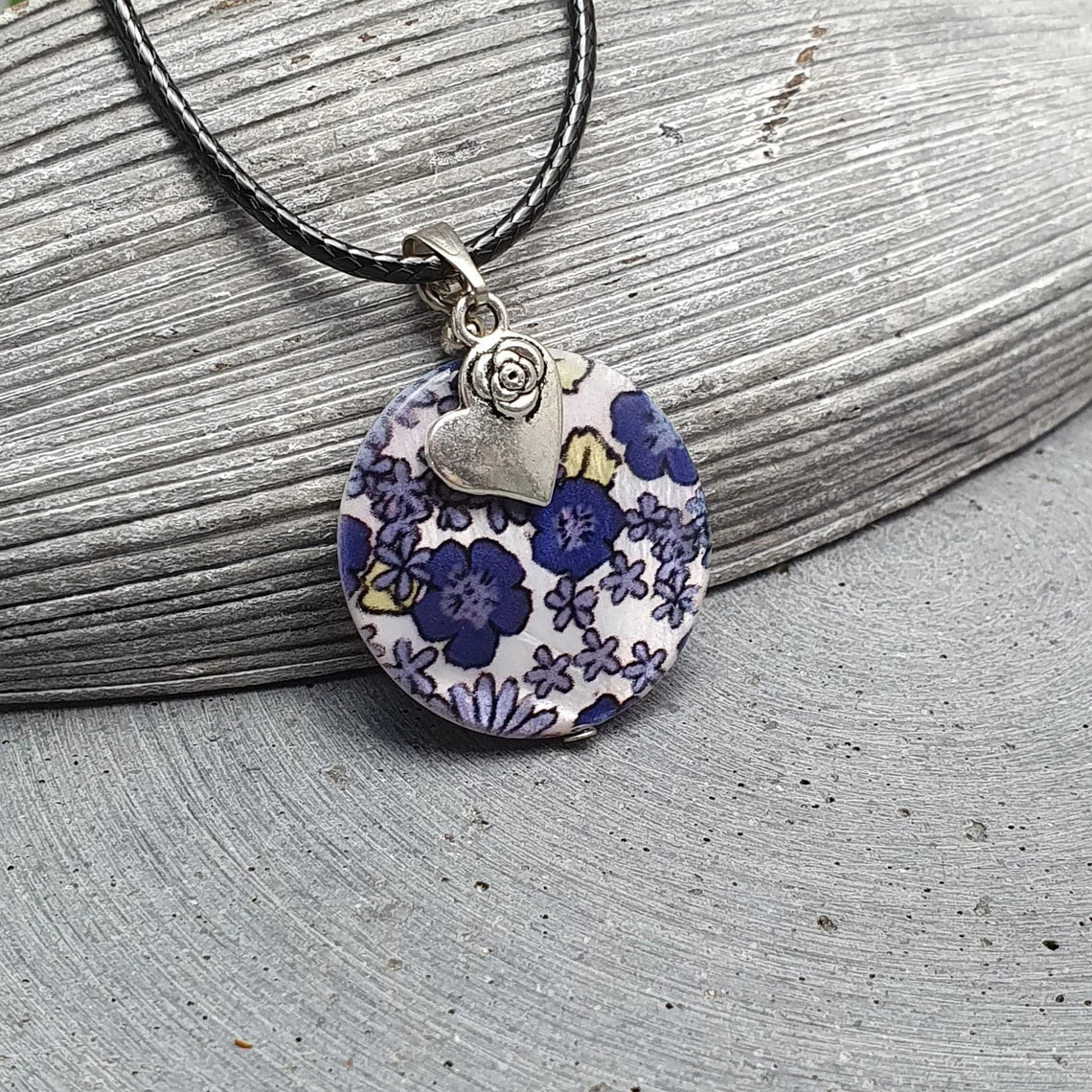 Anhänger Muschelperle mit blauen Blumen kleines Herz