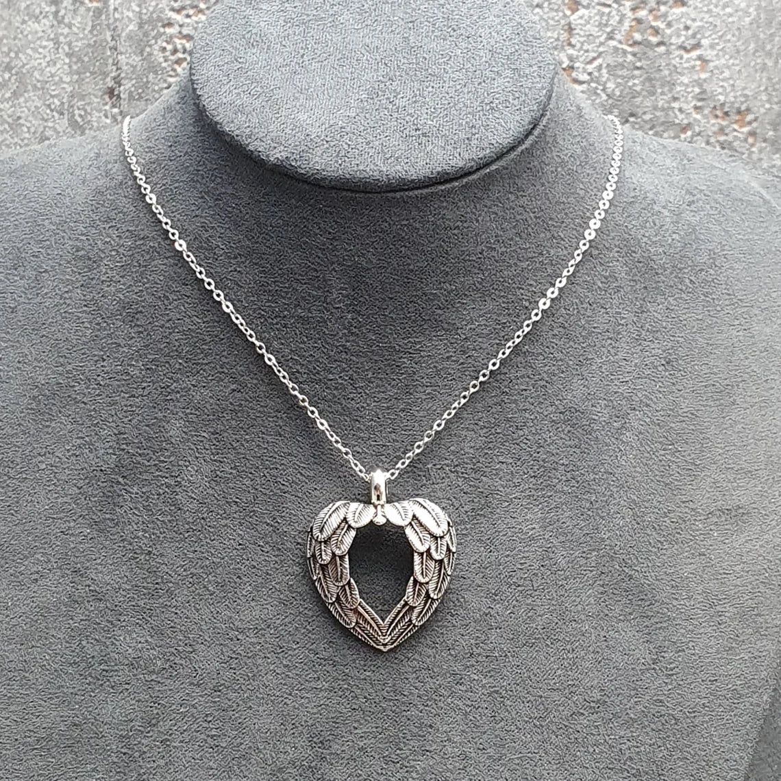 Kette mit Anhänger, Herz, Federn