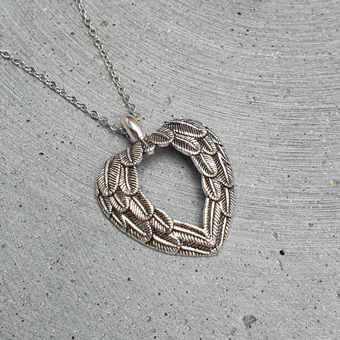 Kette mit Anhänger, Herz, Federn