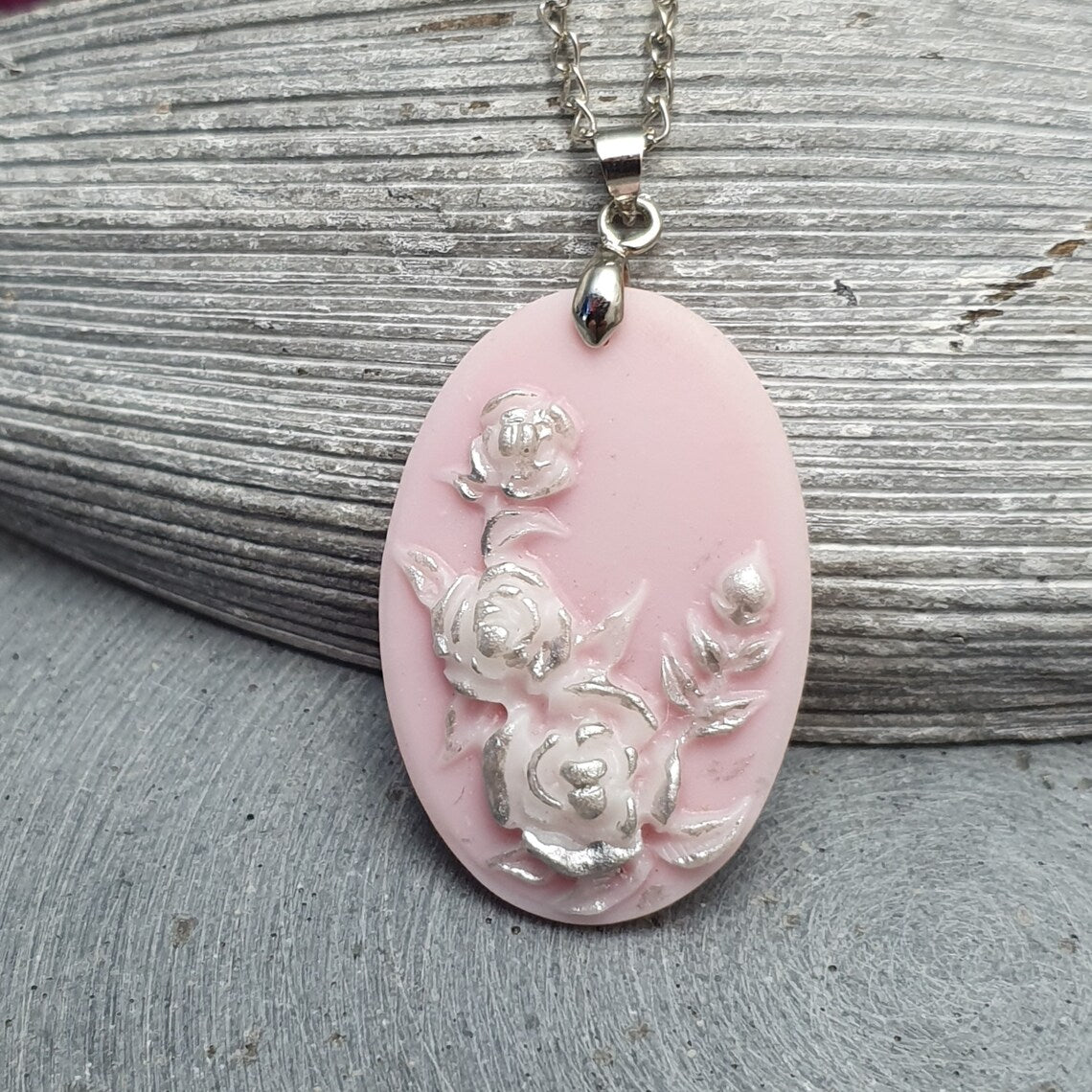 Kette mit Anhänger rosa, ovalem Anhänger mit Rosen