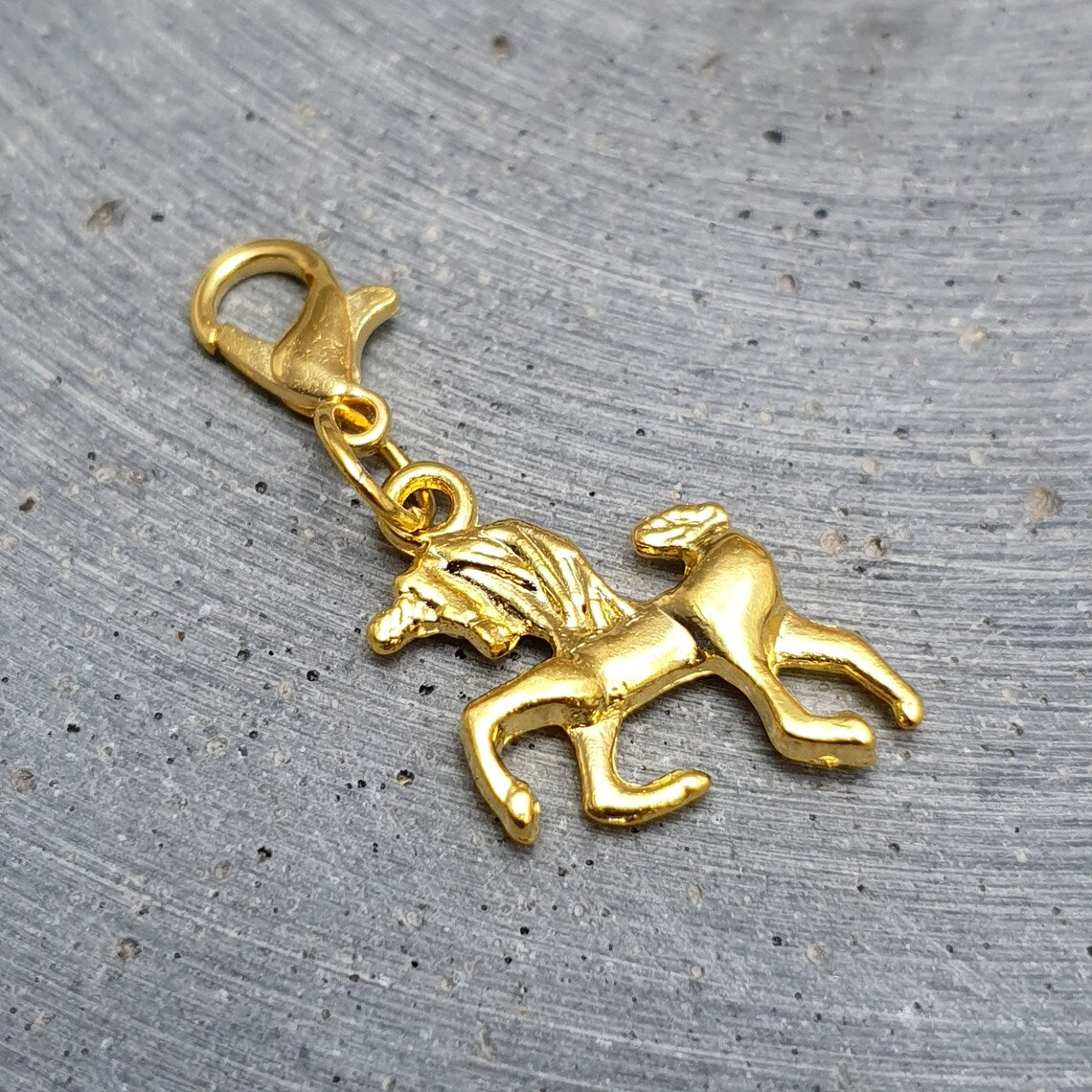 Charms Anhänger Einhorn mit Karabiner, vergoldet