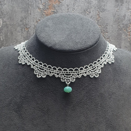 Zarter Choker aus mintfarbiger Spitze mit Kristallglasperle