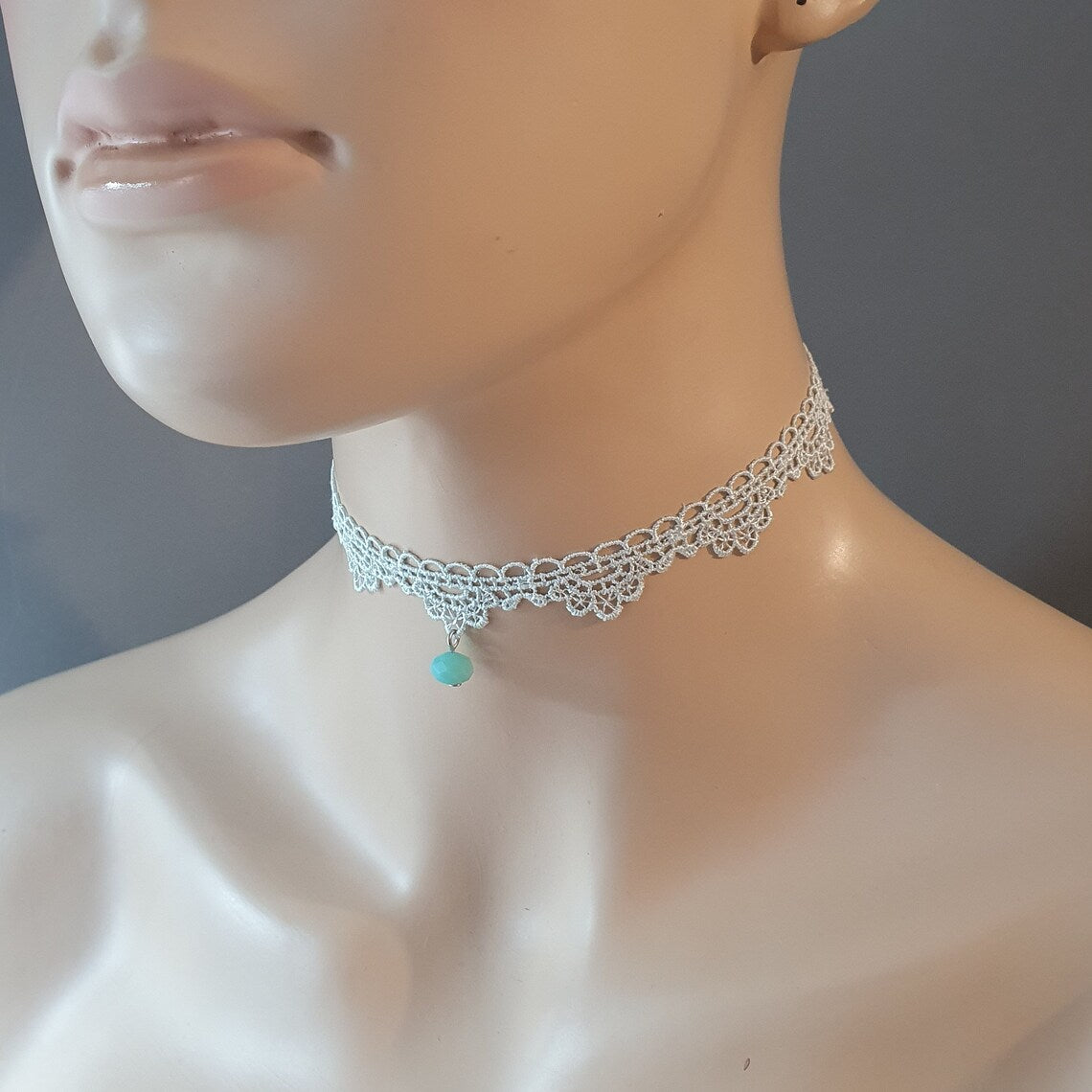 Zarter Choker aus mintfarbiger Spitze mit Kristallglasperle