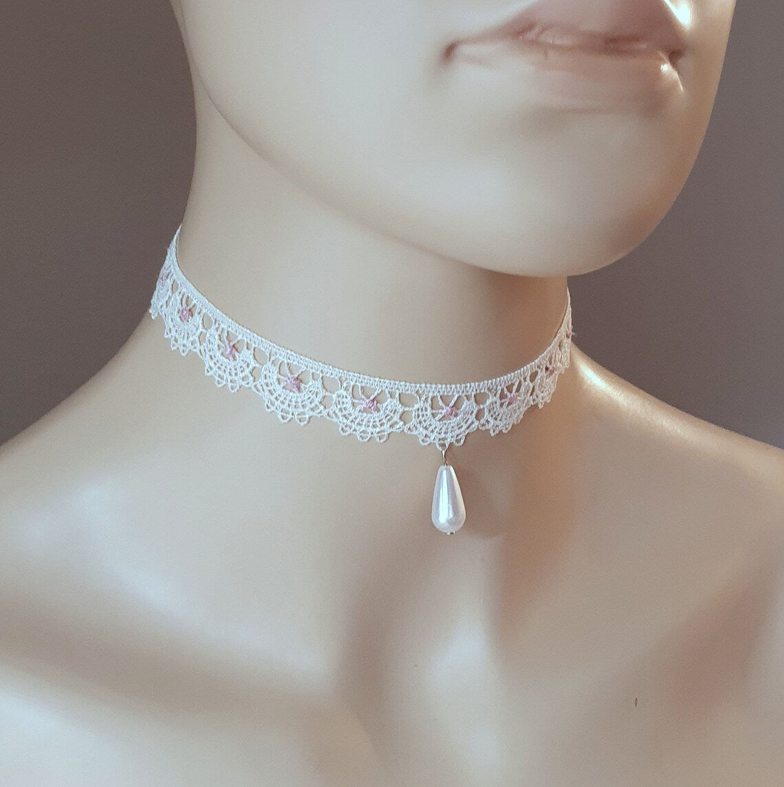 Zarter Choker aus Spitze Weiß mit Pink und weißer Träne