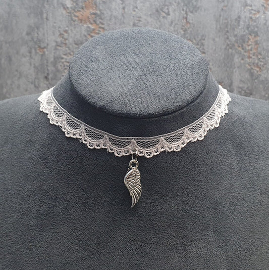 Zarter Choker aus zart rosa Sitze mit Engelsflügel