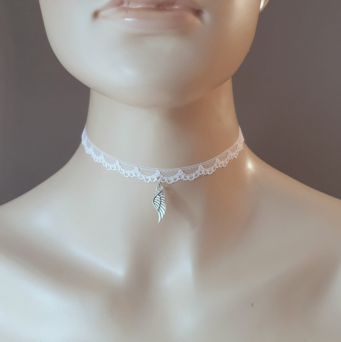 Zarter Choker aus zart rosa Sitze mit Engelsflügel