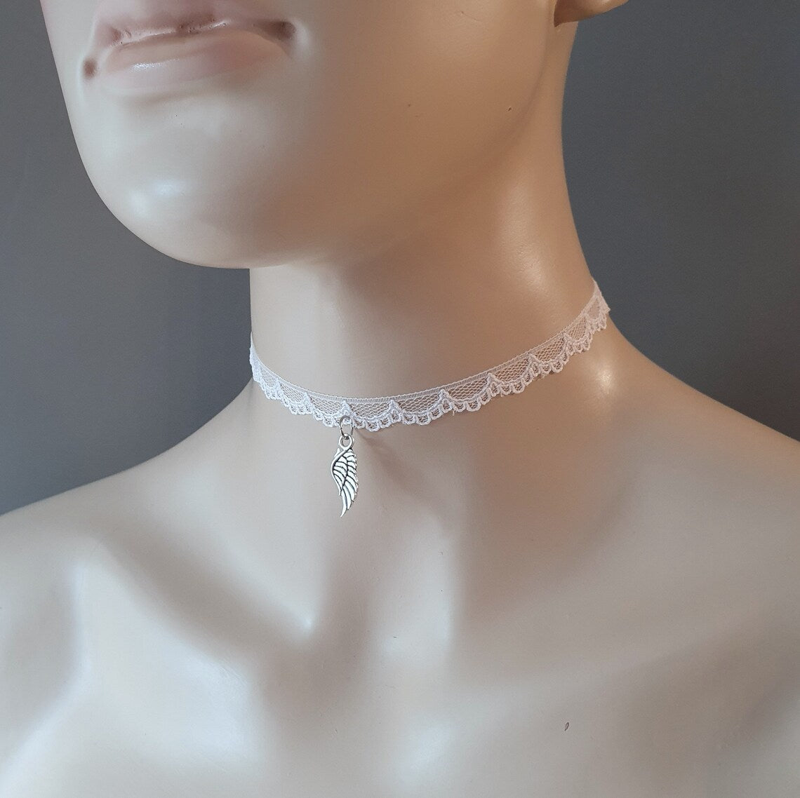 Zarter Choker aus zart rosa Sitze mit Engelsflügel
