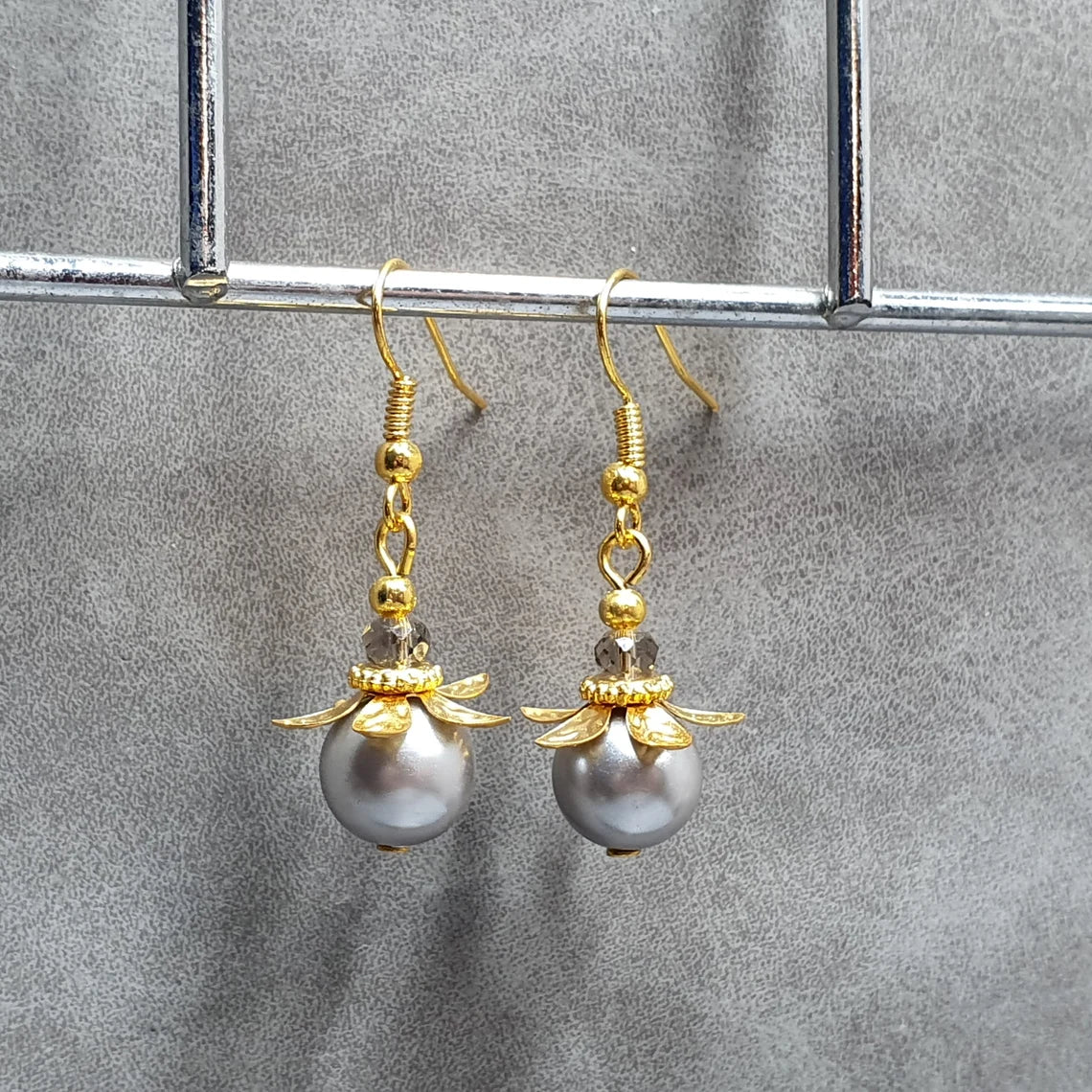 Ohrhänger mit grauen Glaswachsperlen, vergoldet