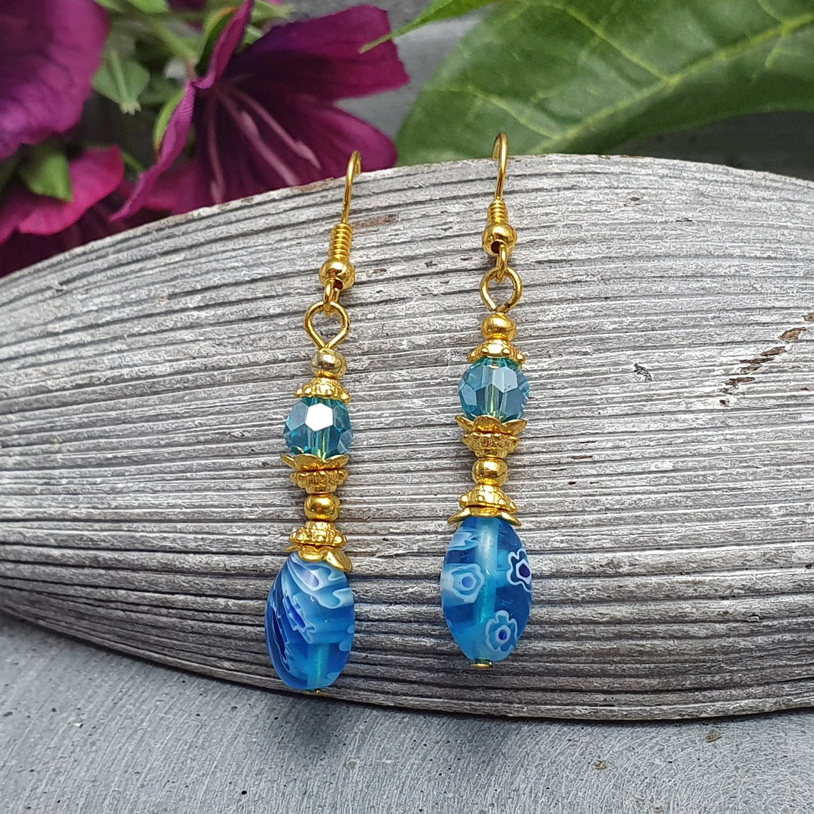 Ohrhänger mit blauen Mille Fiori Glasperlen, Vergoldet