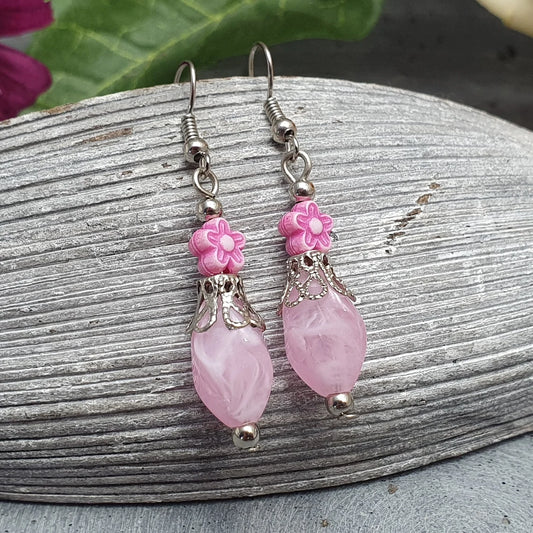 Ohrhänger mit rosa Resinperlen & Blümchen in Pink, silberfarbig