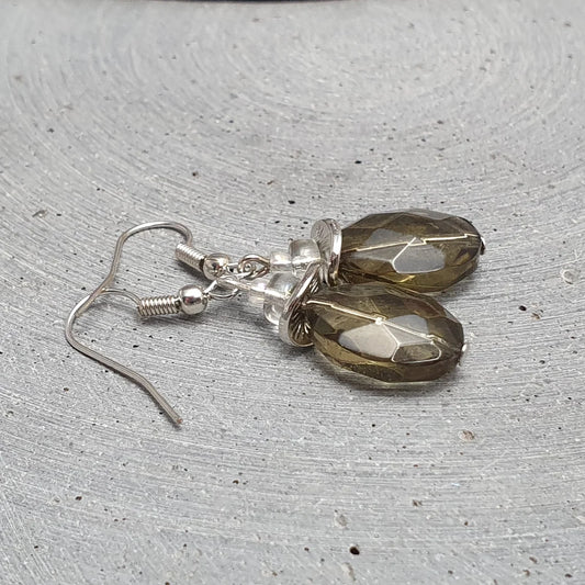 Ohrhänger mit rauchquarzfarbigen Glasperlen, silberfarbig