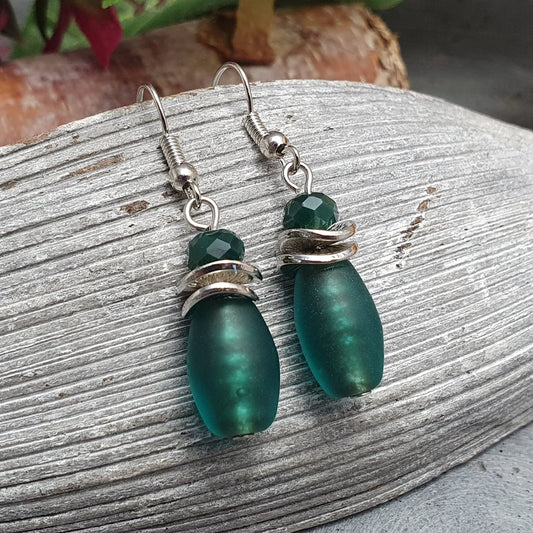 Ohrhänger mit petrolfarbigen Glasperlen aus Indien, silberfarbig