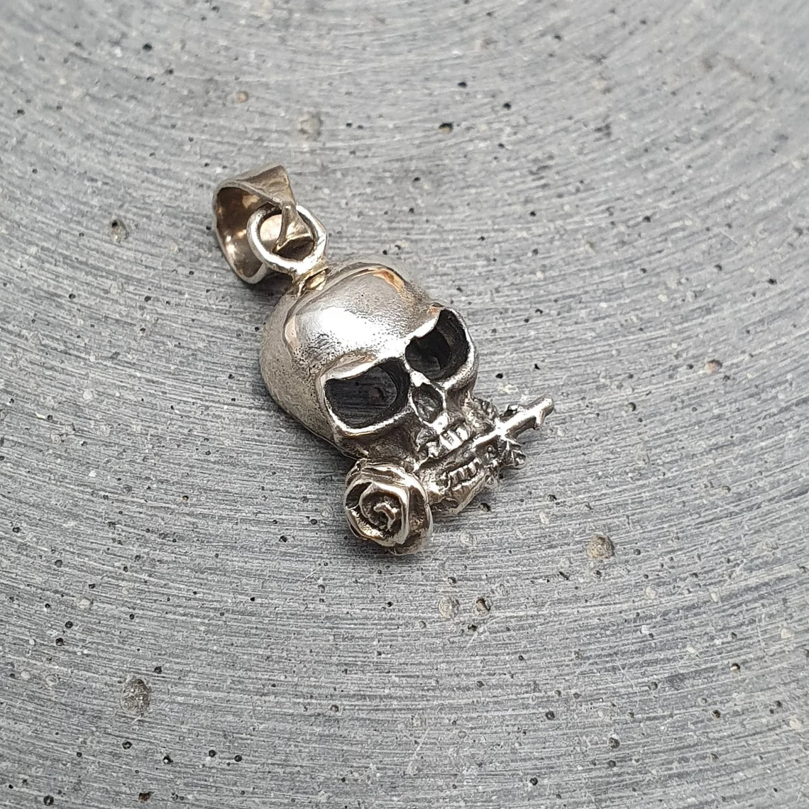 The Alchemist, Anhänger .925 Sterling Silber, Totenkopf mit Rose, Gothic