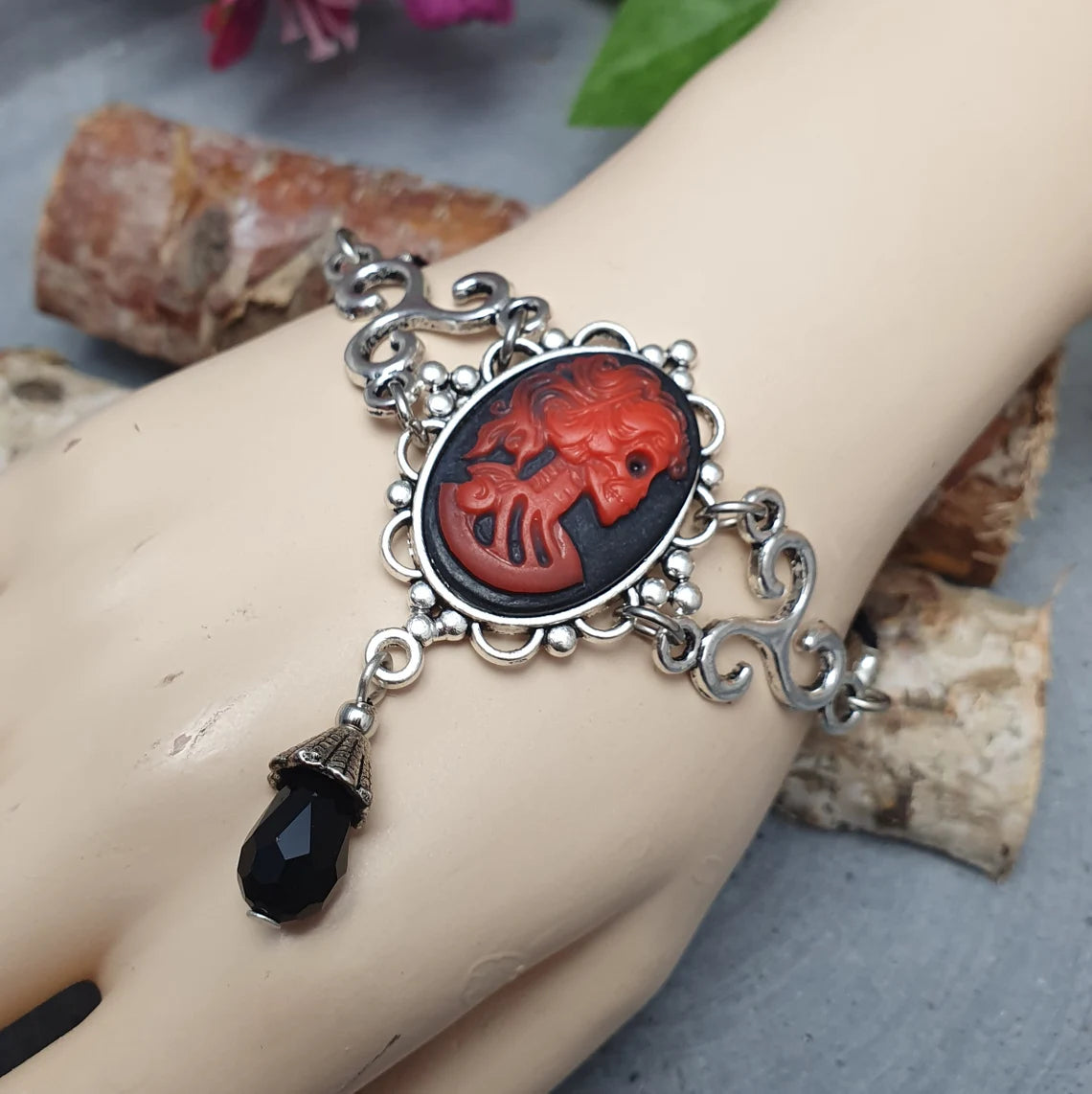 Armband, Gothic, Cabochon Skeleton Woman, Rot aus Schwarz