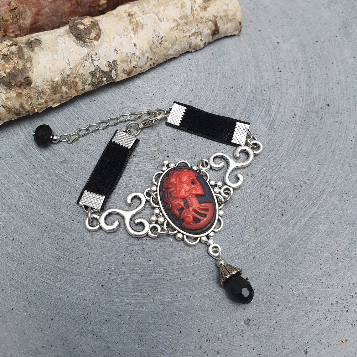 Armband, Gothic, Cabochon Skeleton Woman, Rot aus Schwarz