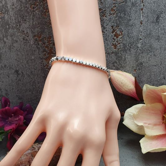 Armband, Beige, silberfarbige Würfel, Größenverstellbar