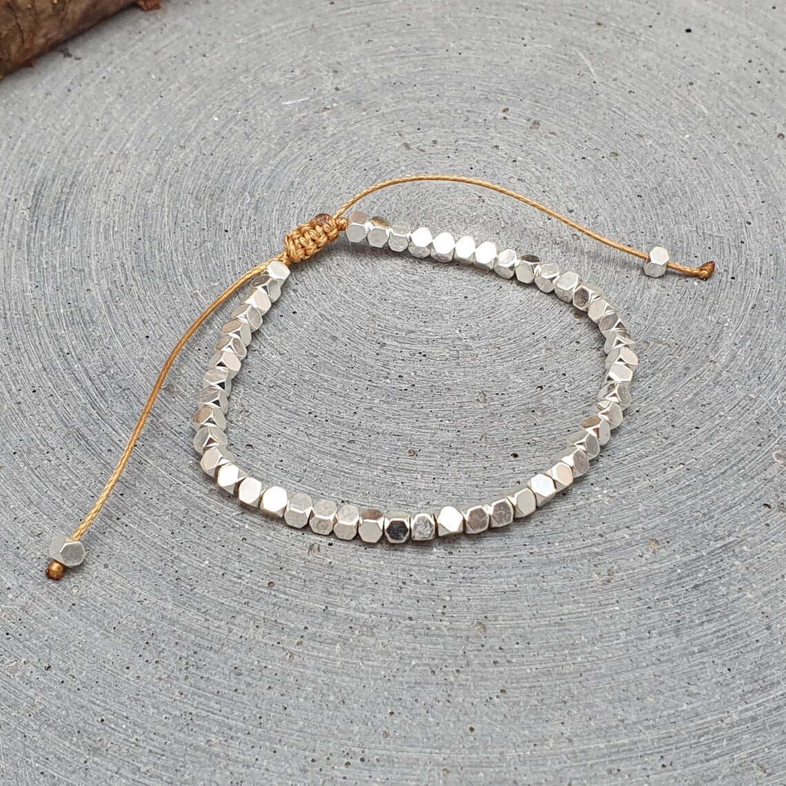 Armband, Beige, silberfarbige Würfel, Größenverstellbar