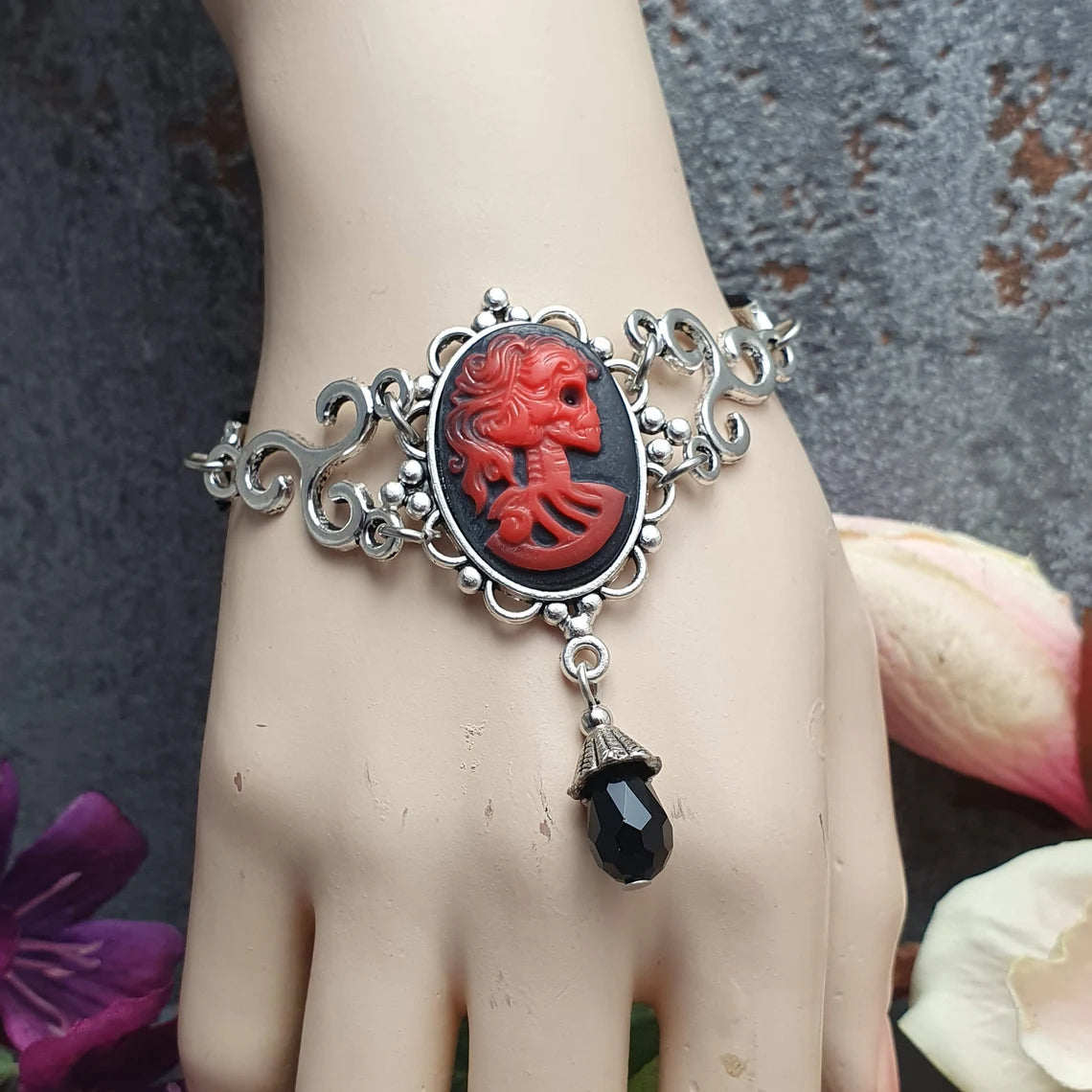 Armband, Gothic, Cabochon Skeleton Woman, Rot aus Schwarz