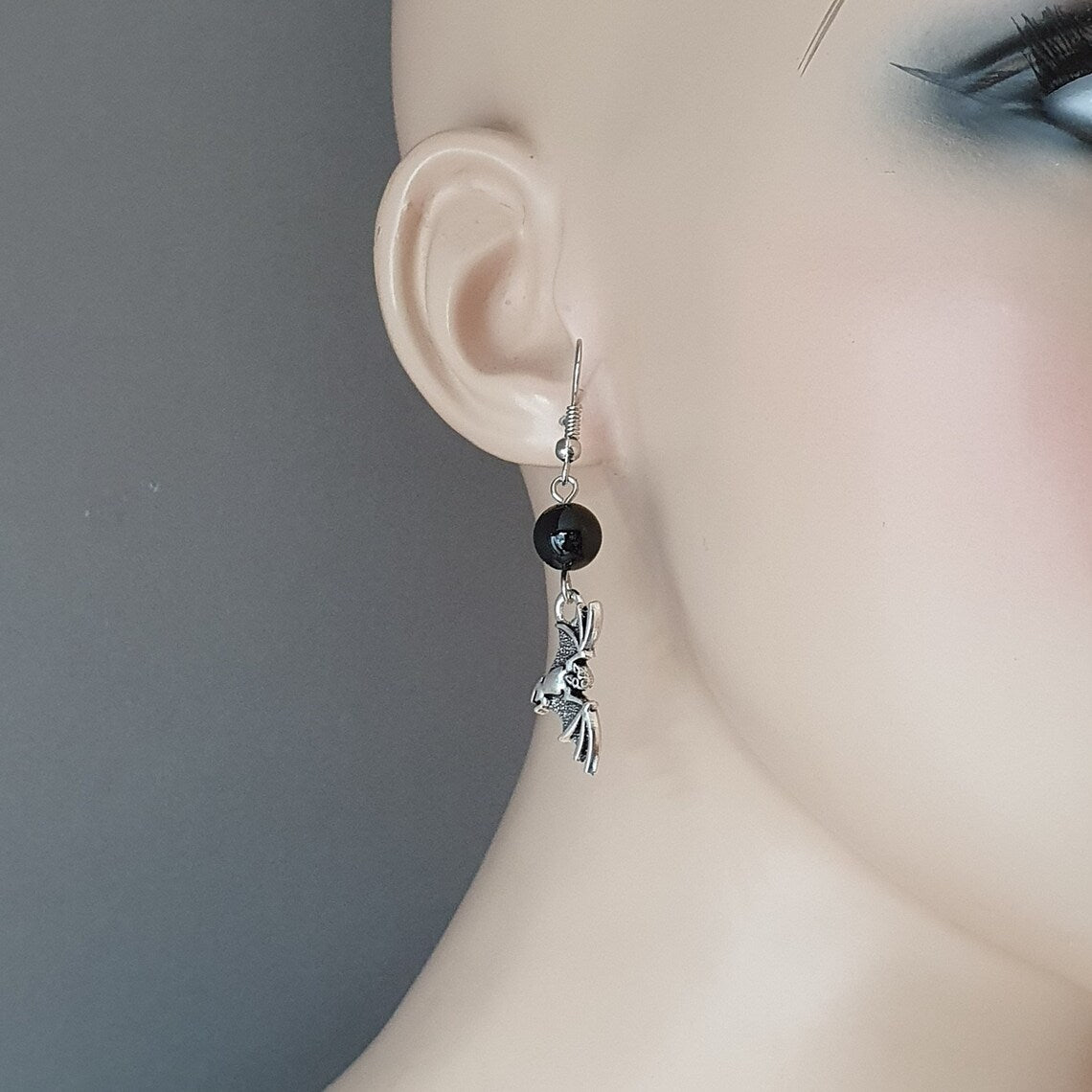 Ohrhänger mit Fledermaus & Onyx, antik silberfarbig, Gothic