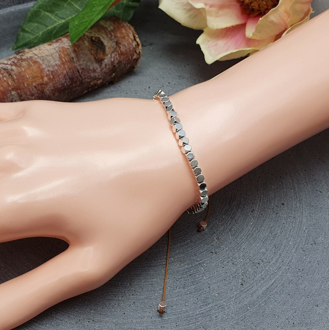 Armband, Beige, silberfarbige Würfel, Größenverstellbar