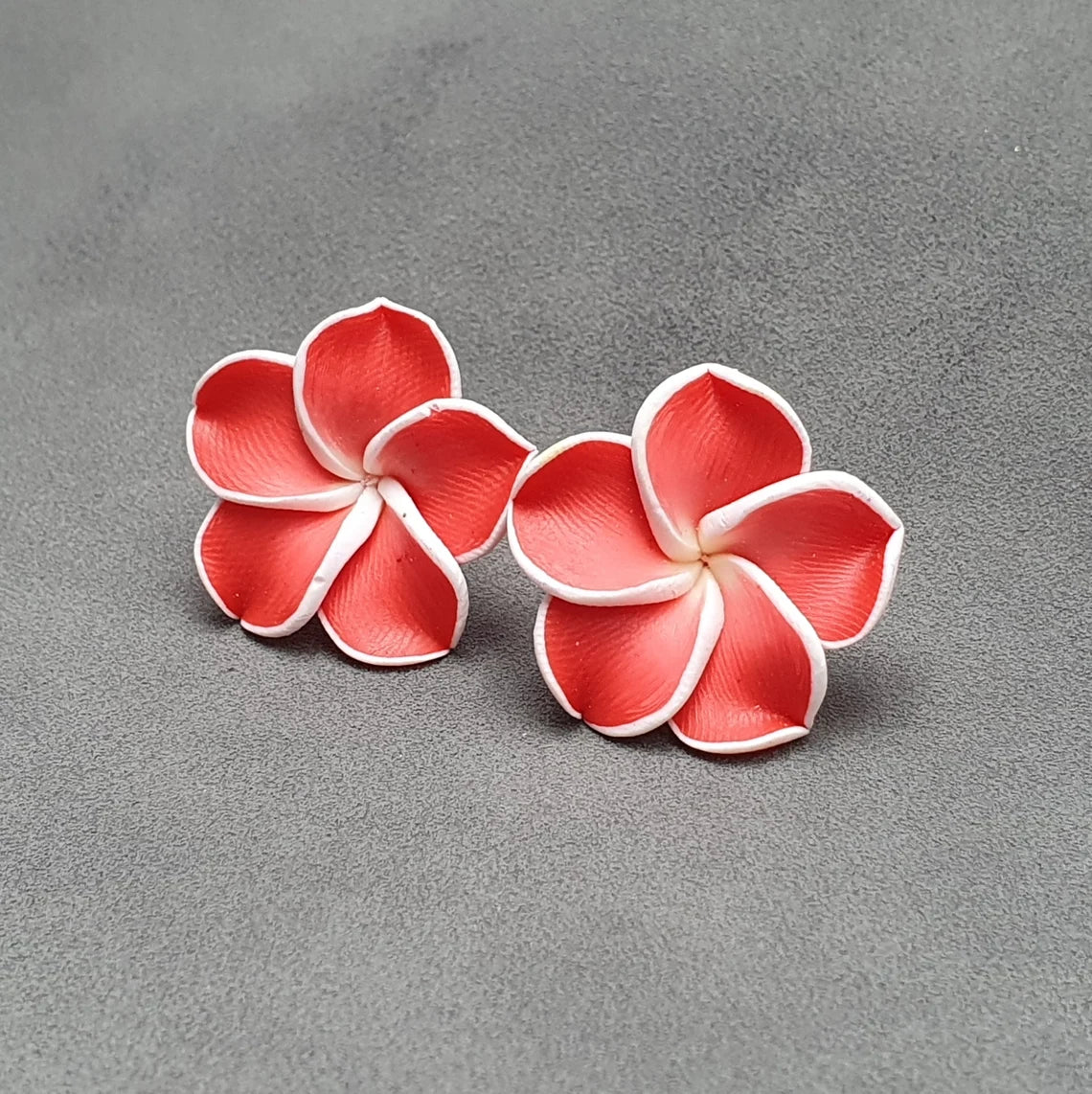 Ohrstecker große Blume Frangipani, Rot/Weiß