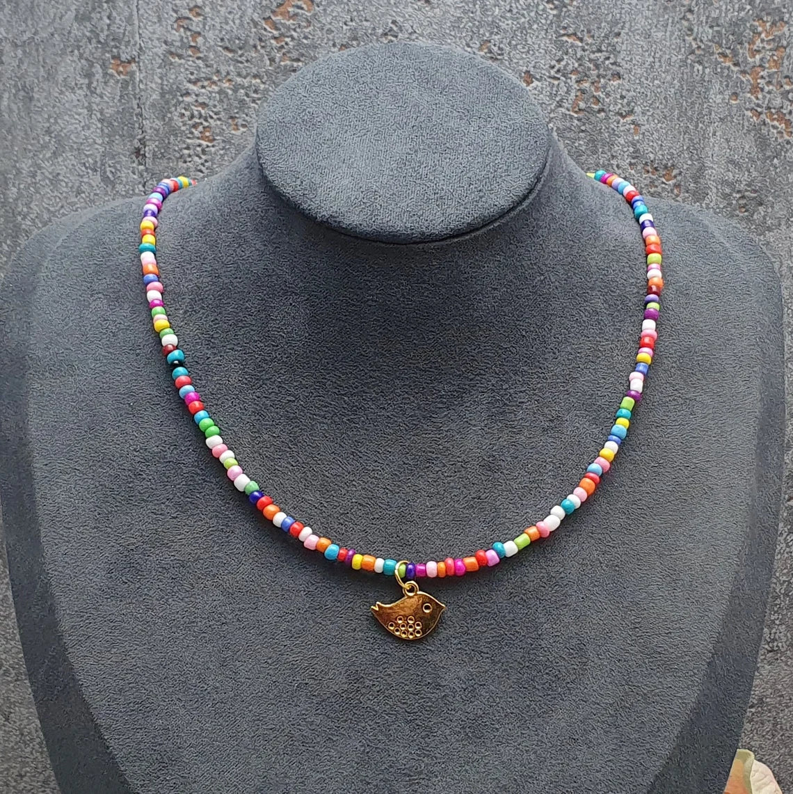 Choker Hippiegruß, kunterbunte Rocailles und kleiner Anhänger Vögelchen