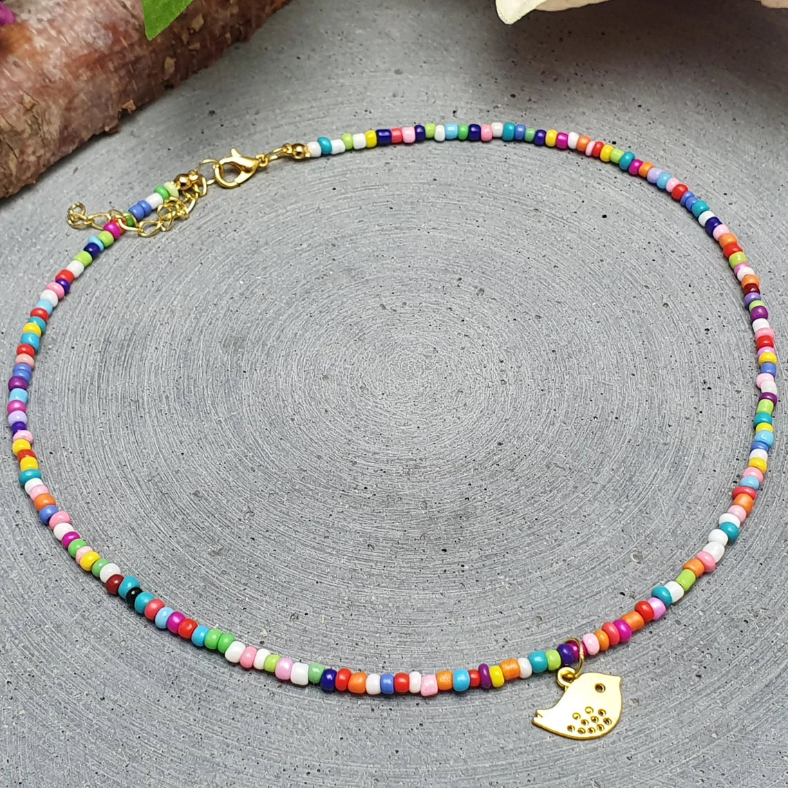 Choker Hippiegruß, kunterbunte Rocailles und kleiner Anhänger Vögelchen