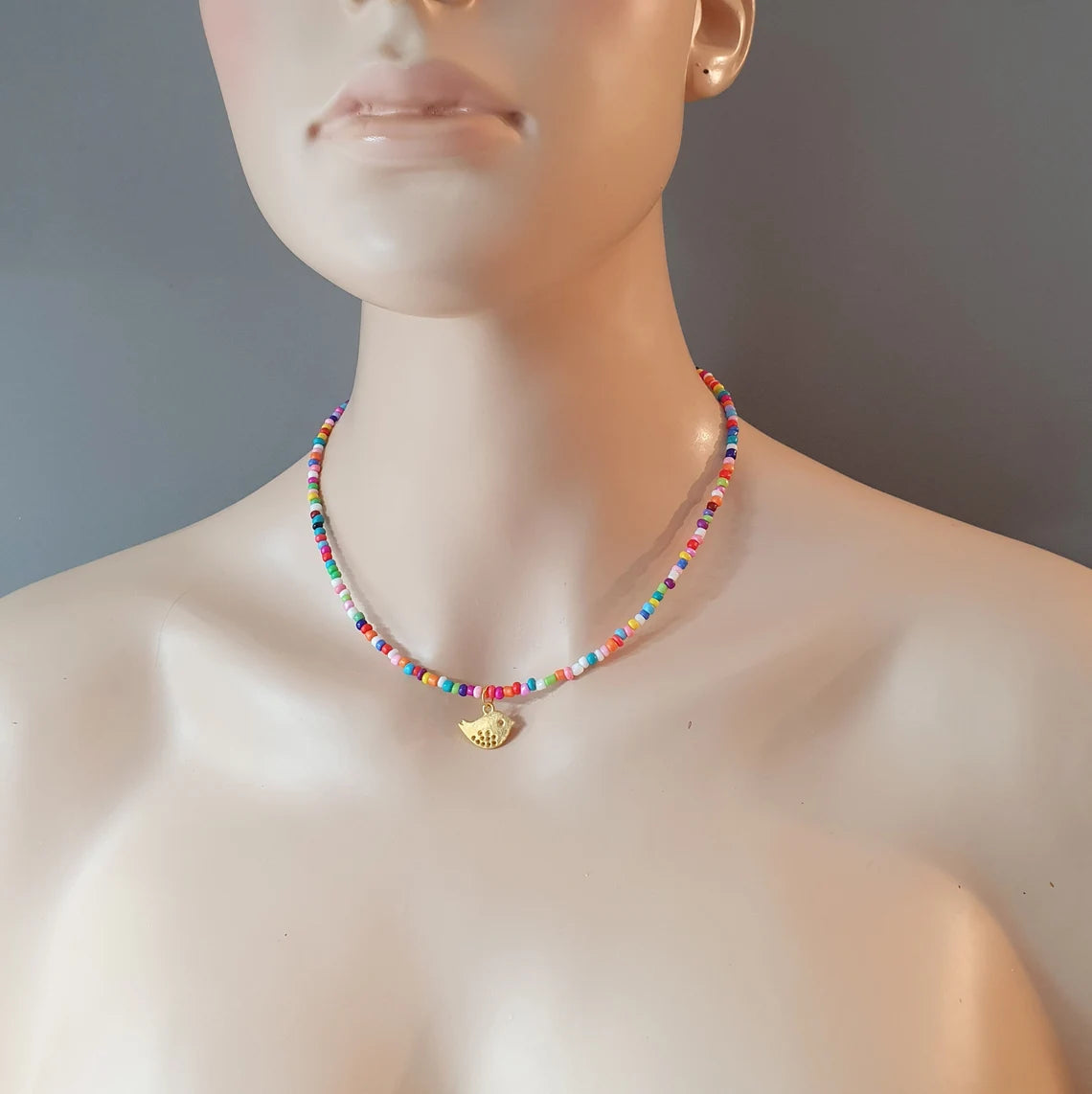 Choker Hippiegruß, kunterbunte Rocailles und kleiner Anhänger Vögelchen