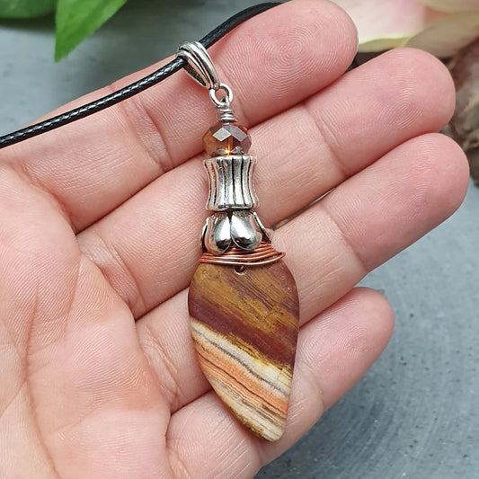 Kette schwarz, Anhänger Jaspis, Kristallglasperle, Blüte, Silberfarbig