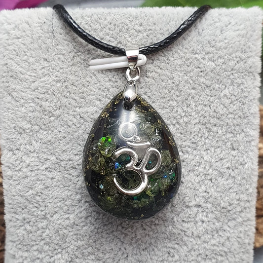 Kette schwarz, Anhänger Orgonit Tropfen, Keine Wut, Aum, Peridot