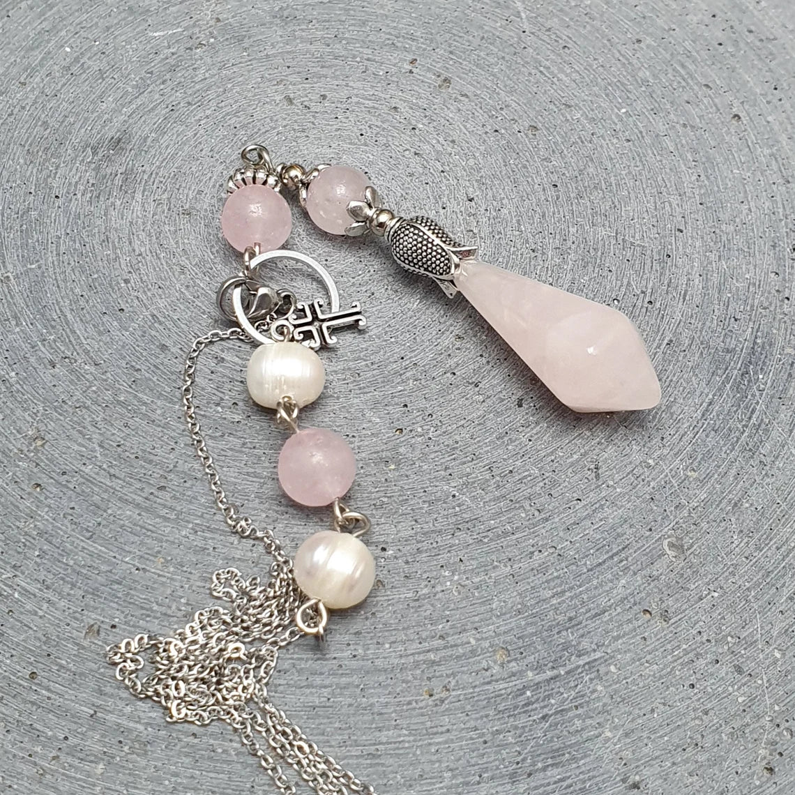 Pendel, Pendulum, Kette, Rosenquarz, Kreuz, Stier, Venus, Fruchtbarkeit, Kinderwunsch