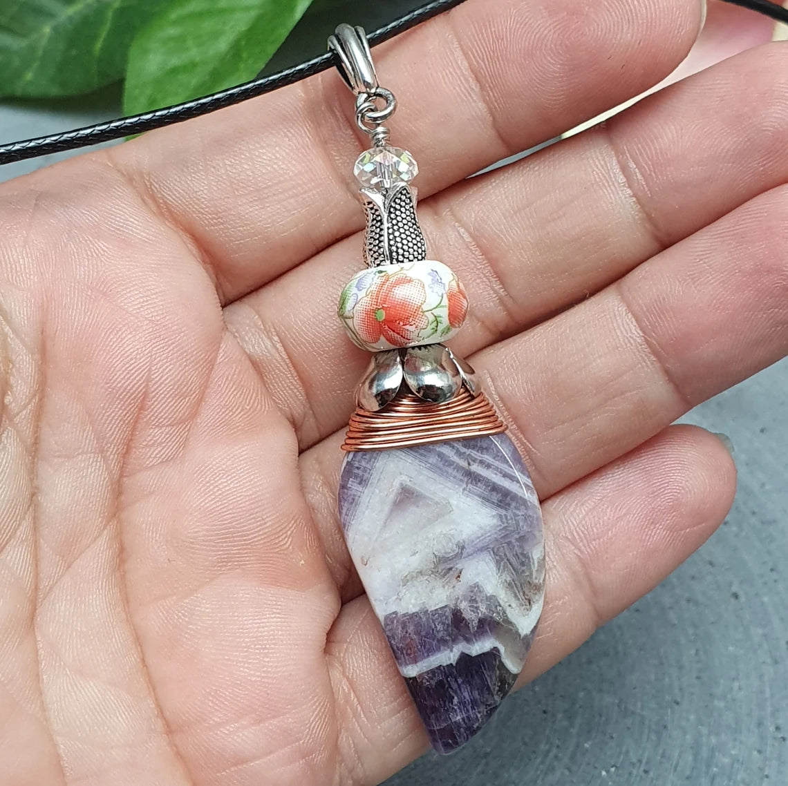 Kette schwarz, Anhänger Amethyst, Keramikperle, Blüte, Silberfarbig