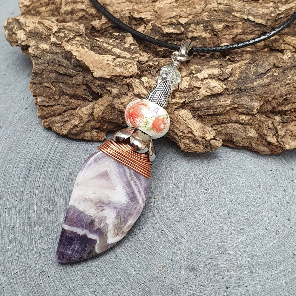 Kette schwarz, Anhänger Amethyst, Keramikperle, Blüte, Silberfarbig