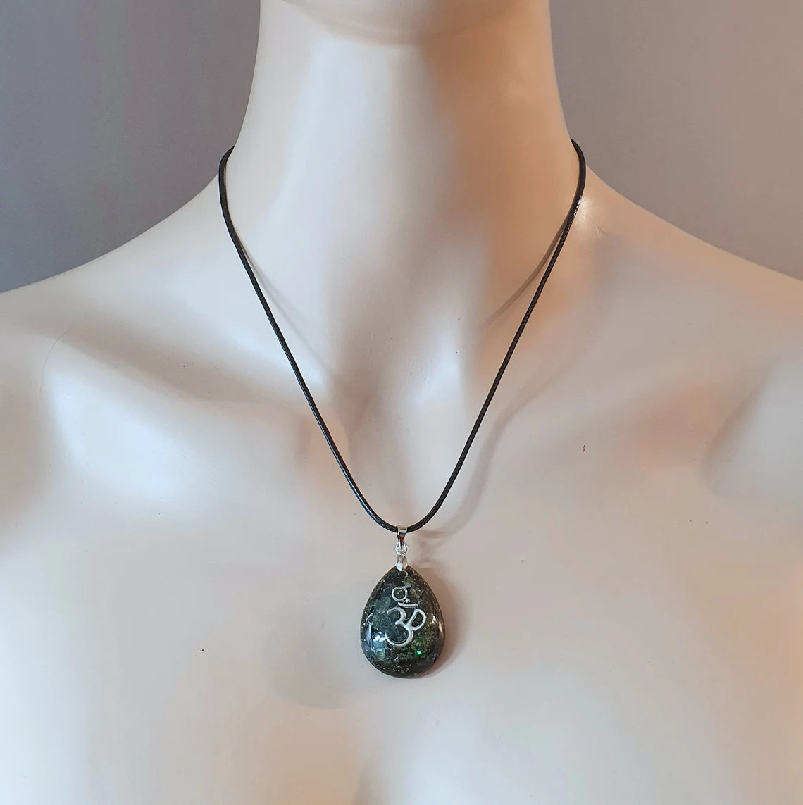 Kette schwarz, Anhänger Orgonit Tropfen, Keine Wut, Aum, Peridot