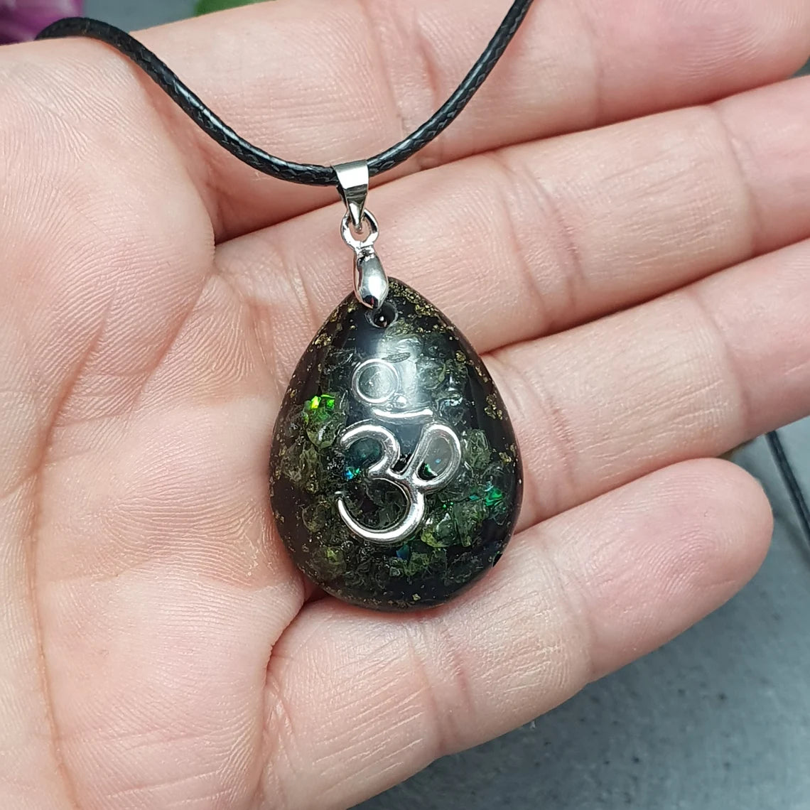 Kette schwarz, Anhänger Orgonit Tropfen, Keine Wut, Aum, Peridot