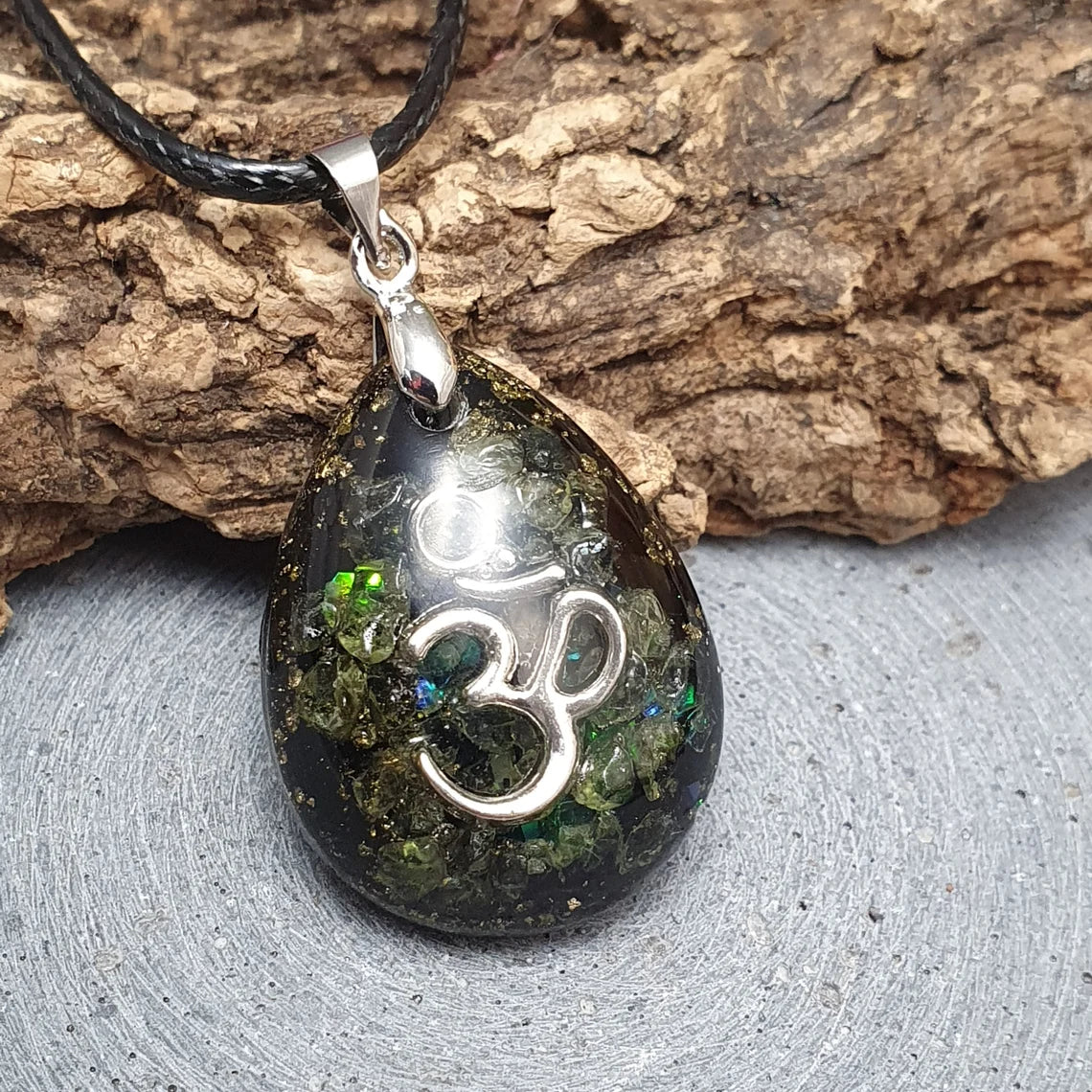 Kette schwarz, Anhänger Orgonit Tropfen, Keine Wut, Aum, Peridot